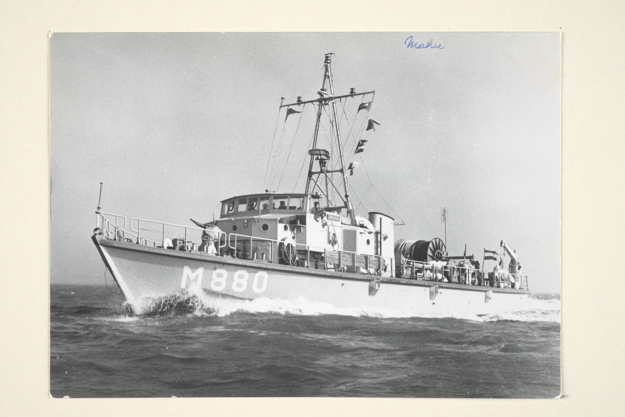 1994.7256; De ondiepwatermijnenveger Hr.Ms. 'Mahu' (M 880) op zee; foto