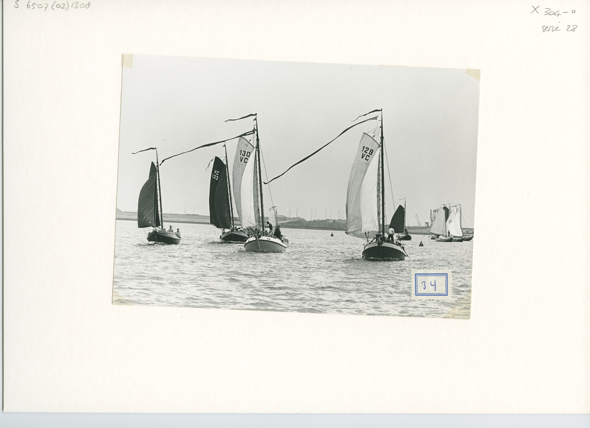 S.6507(02)1308; Zwart-wit foto van de reünie van ronde en platbodemjachten te Willemstad; foto