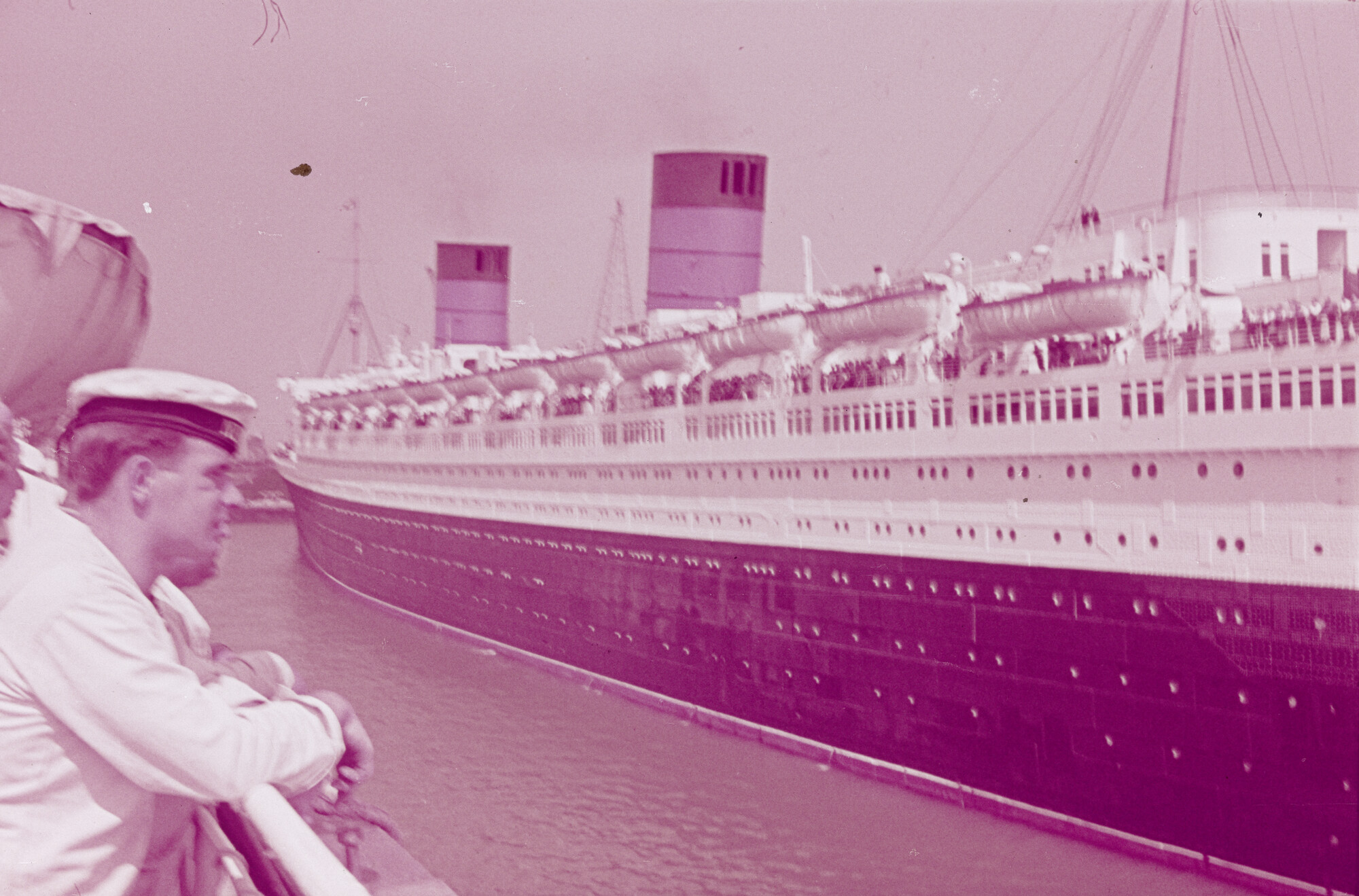 2015.0164; Dia van ms. Queen Elizabeth; diapositief