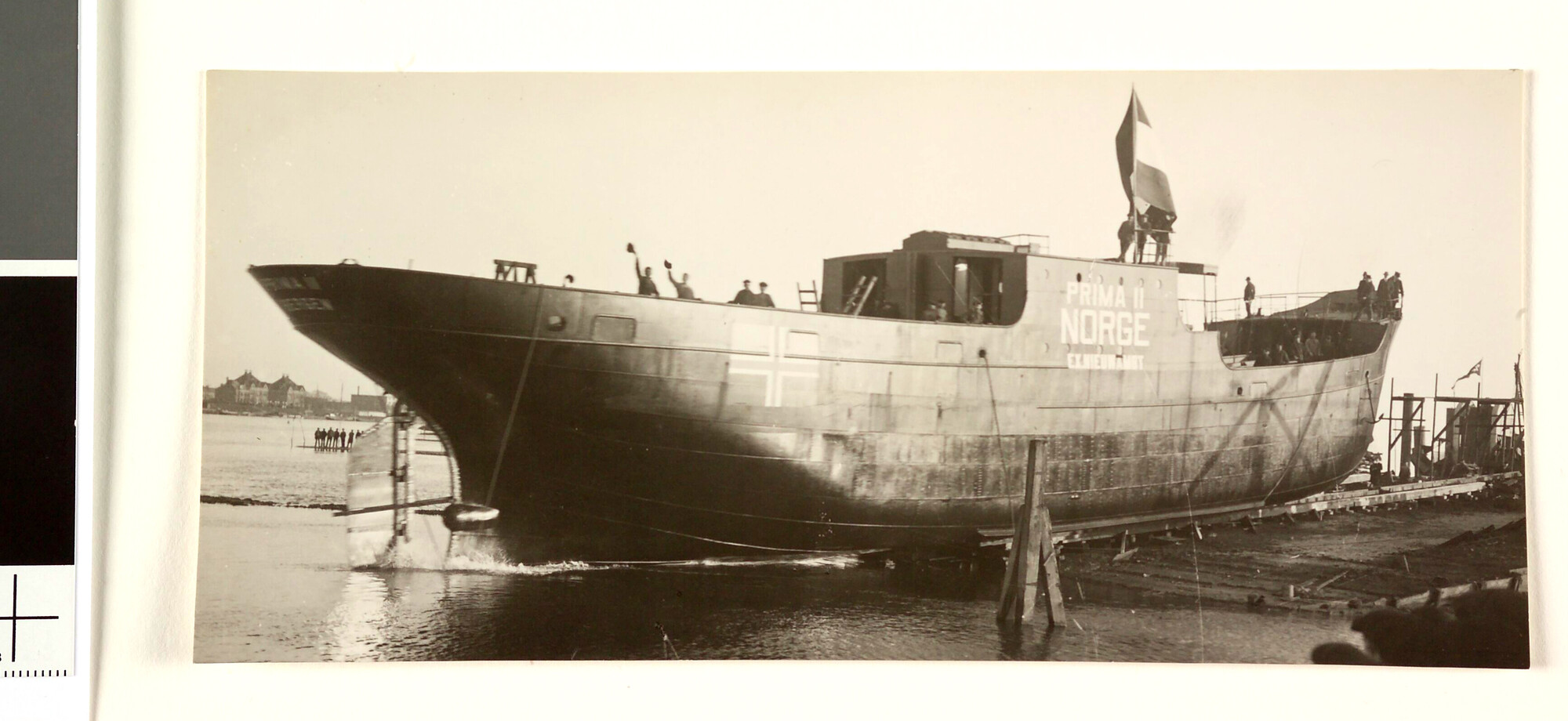 S.5219(12)0485; Foto van de tewaterlating van het vrachtschip ss. 'Prima II' van E. Rusten & Co te Bergen bij de ASM; foto