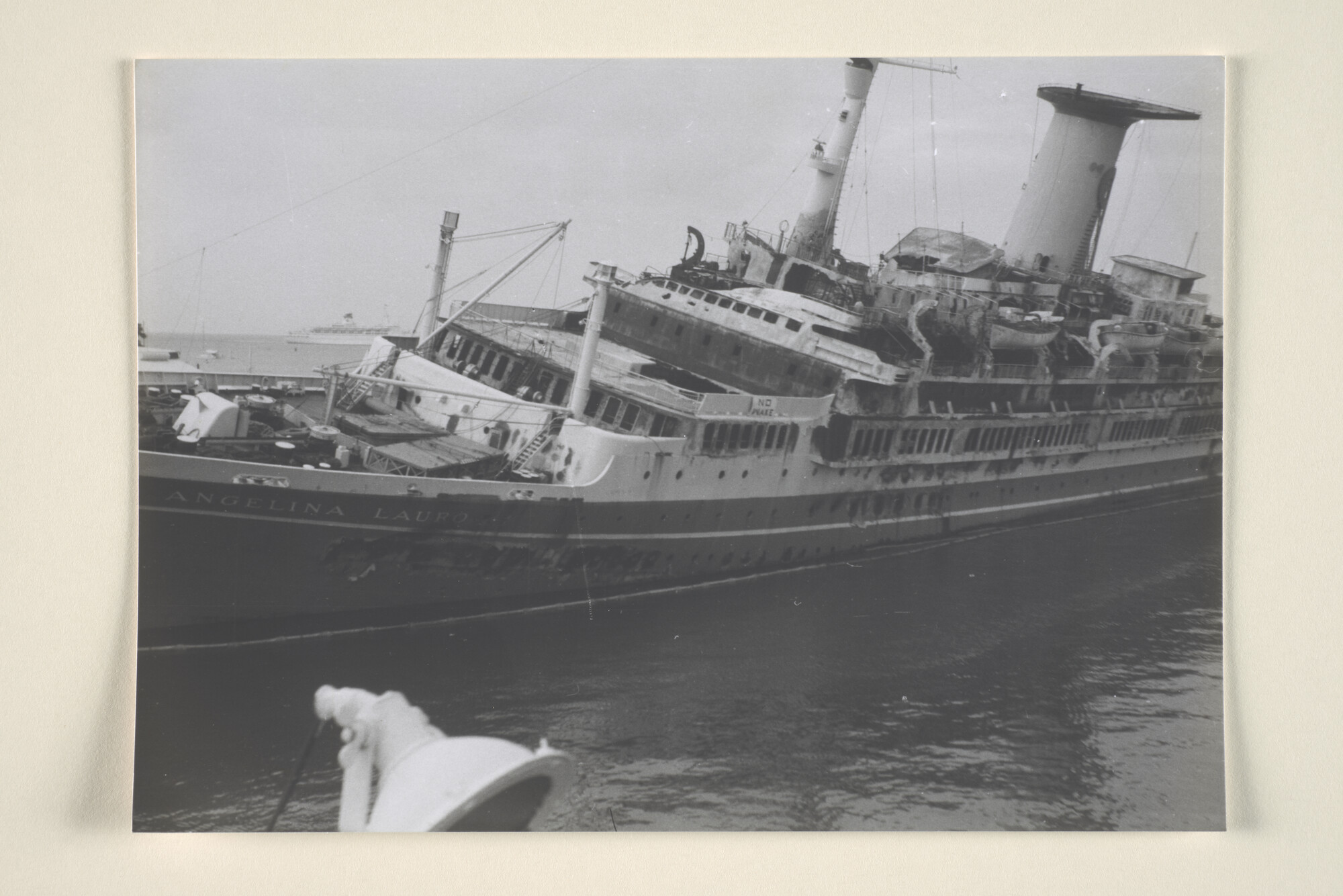 1995.5039; Detailfoto's van het uitgebrande Italiaanse cruiseschip ms. Angelina Lauro; fotoreportage