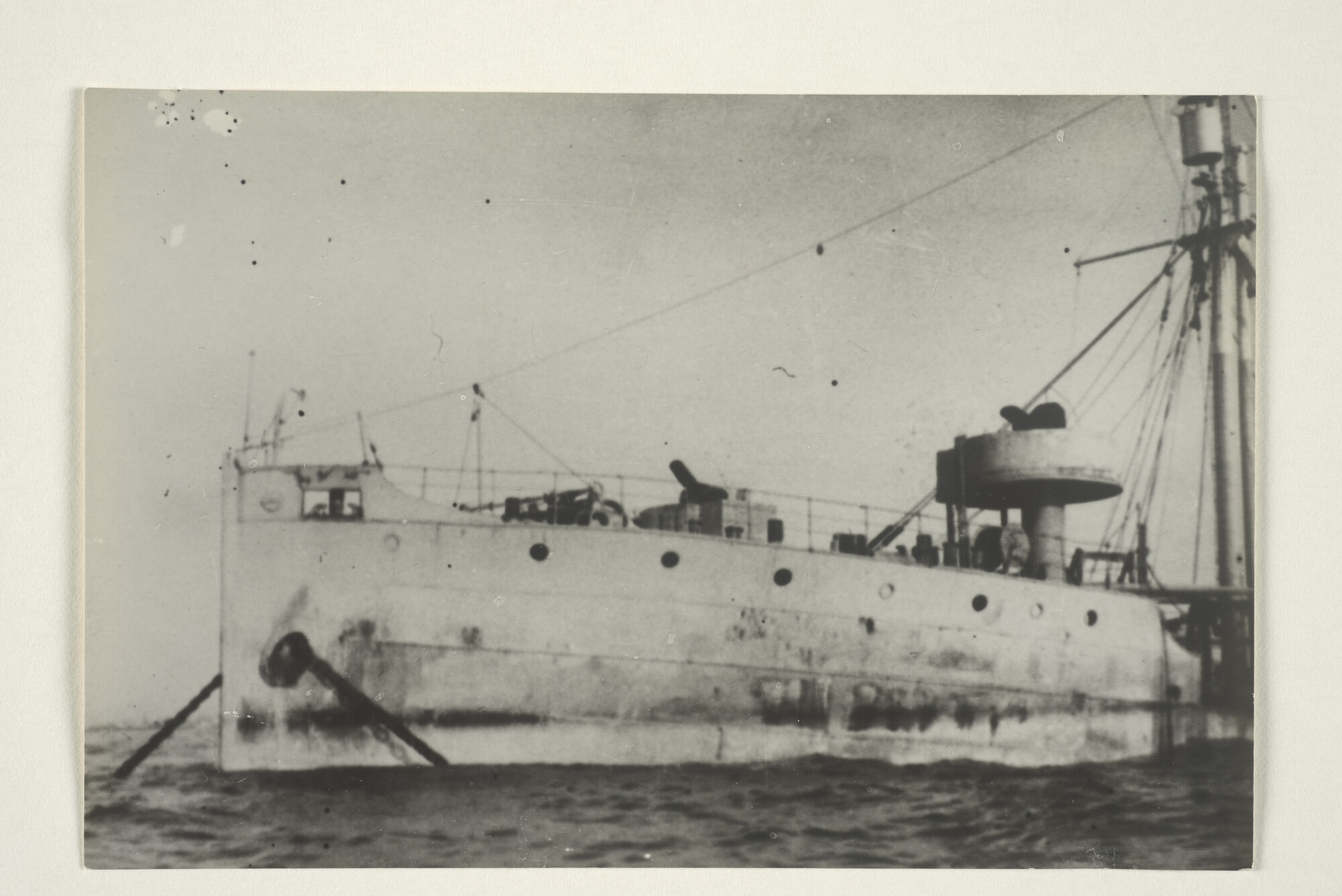 2000.3379; Foto's van het gestrande en gezonken vrachtschip ms. 'Palembang' van de Rotterdamsche Lloyd vlak voor de haven van Alexandrië november 1944; fotoreportage