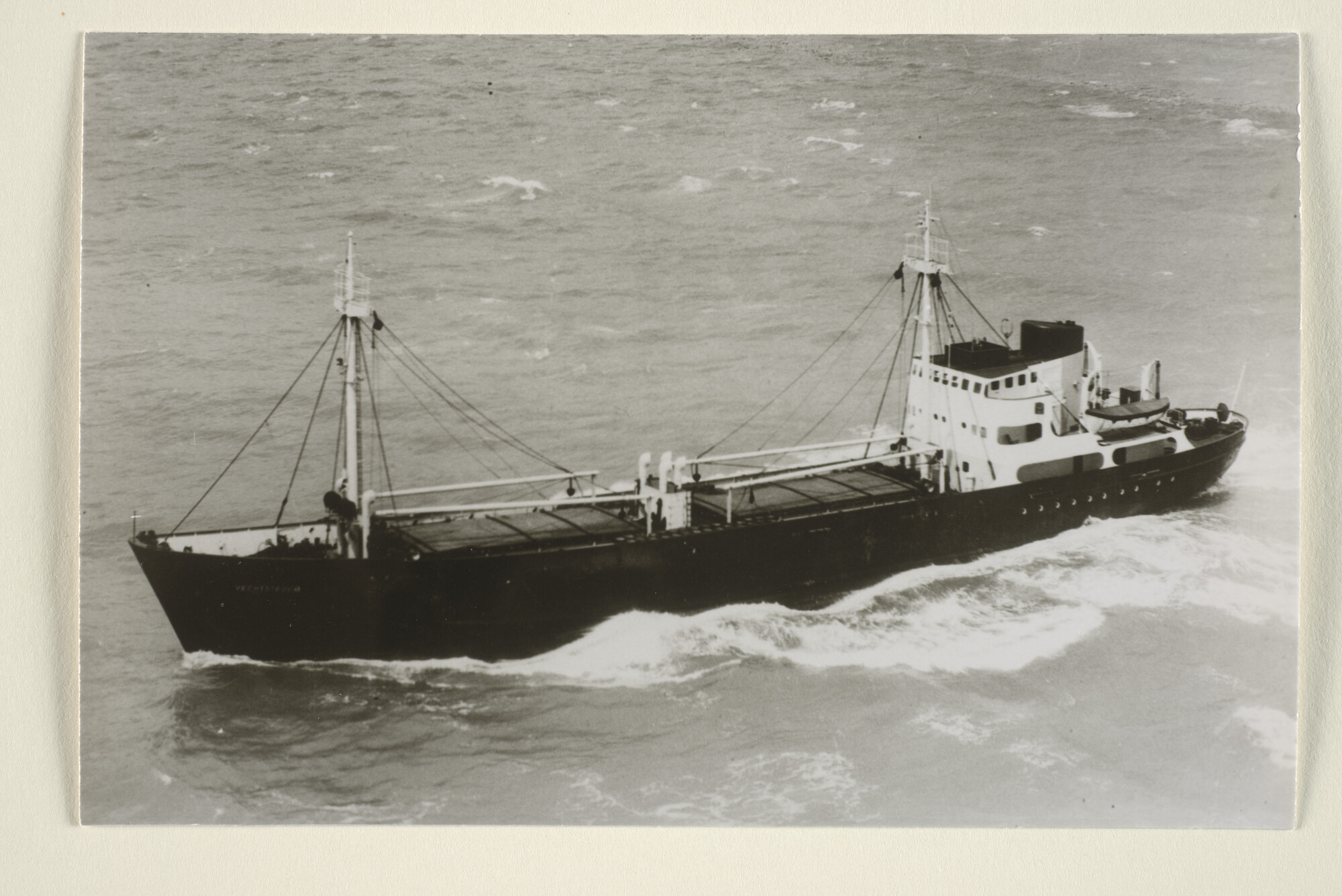 1995.6356; Een luchtfoto van de coaster ms. 'Vechtstroom' van de Hollandsche Stoomboot Maatschappij gezien op volle zee; foto