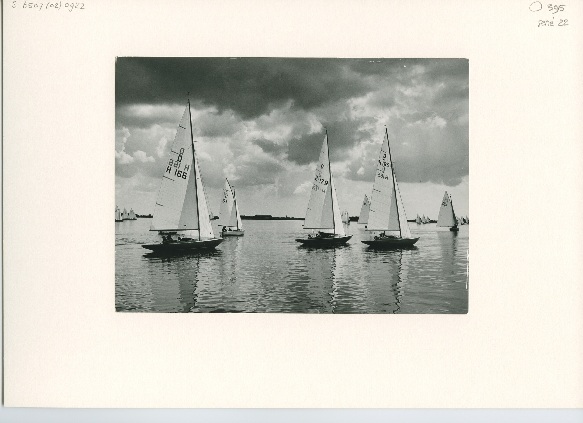 S.6507(02)0922.01; Zwart-wit foto van Draken op het Braassemermeer en op het Alkmaardermeer; foto