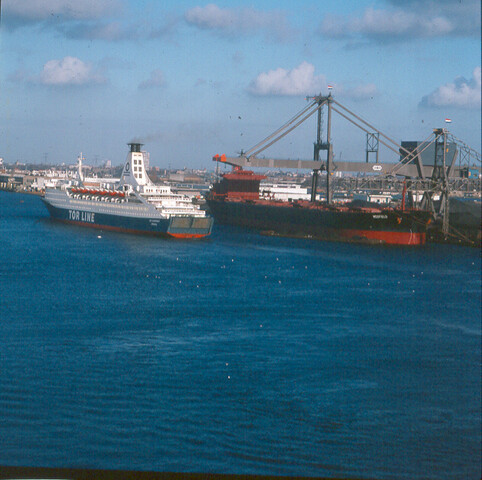 S.9100(8143); Car-ferry van de Tor Line in de Amsterdamse haven; diapositief