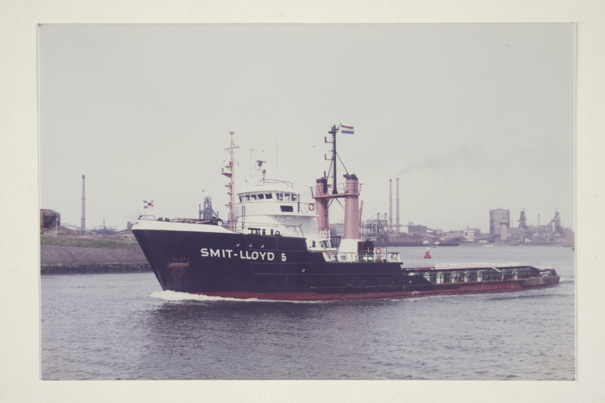 1997.4695; Kleurenfoto van het bevoorradingsschip 'Smit Lloyd 5' van Smit Lloyd BV; foto