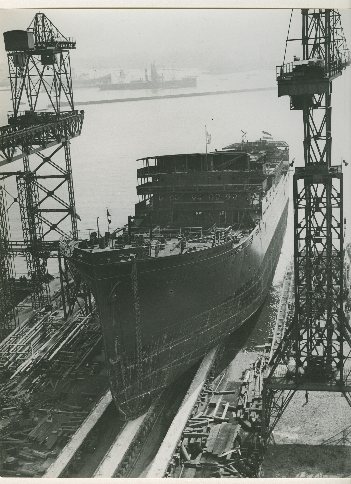 S.5444(0873)2; Foto van de tewaterlating van het vrachtschip ms. Tajandoen; foto