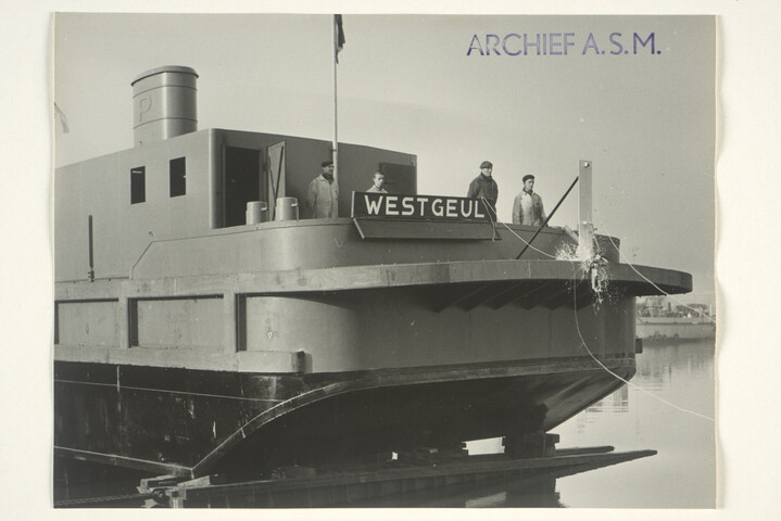 S.5219(12)0233; Foto's van de doop en tewaterlating van de emmerbaggermolen 'Westgeul'; fotoreportage