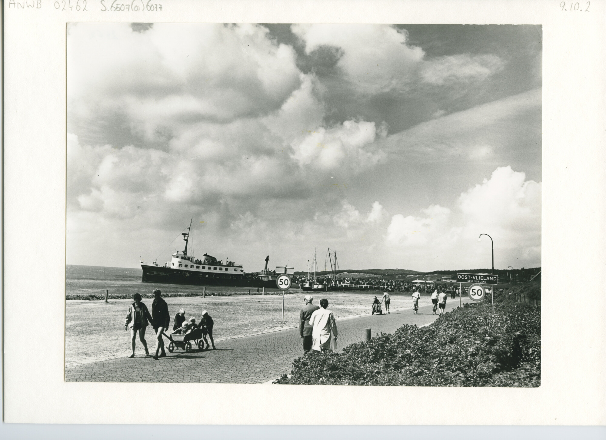 S.6507(01)6077; Foto van de boot "Oost- Vlieland"; foto