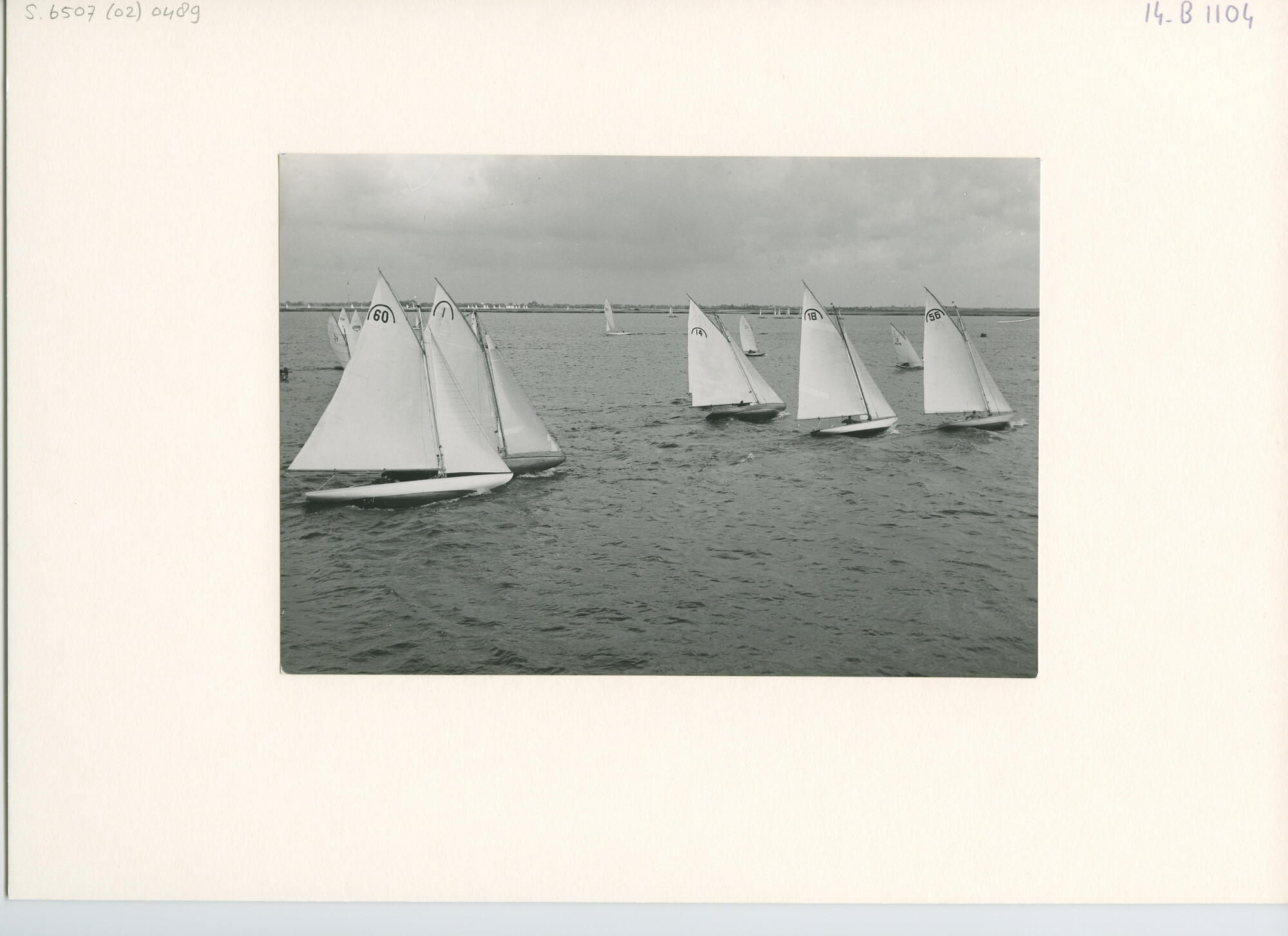 S.6507(02)0489.02; Zwart-wit foto van de Sneekweek 1952: de Regenboogklasse aan de wind; foto