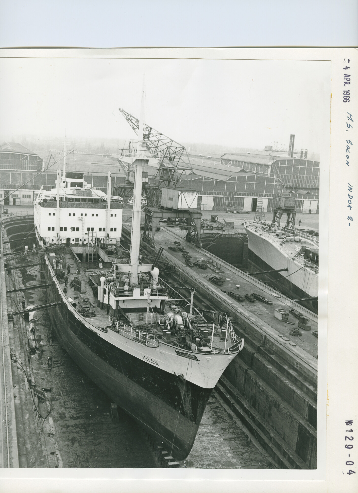 S.5444(4561)04; Foto van de verlenging van het vrachtschip ms. Solon van de KNSM; foto