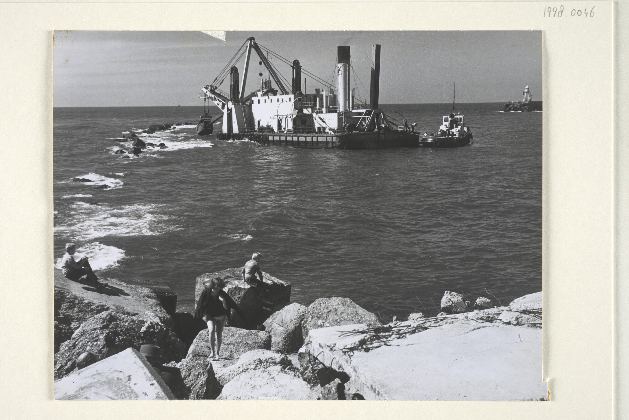 1998.0046; Foto's van de Franse zandzuiger Kala-Nag in actie tijdens de uitbreiding van de pieren van IJmuiden [...]; fotoreportage