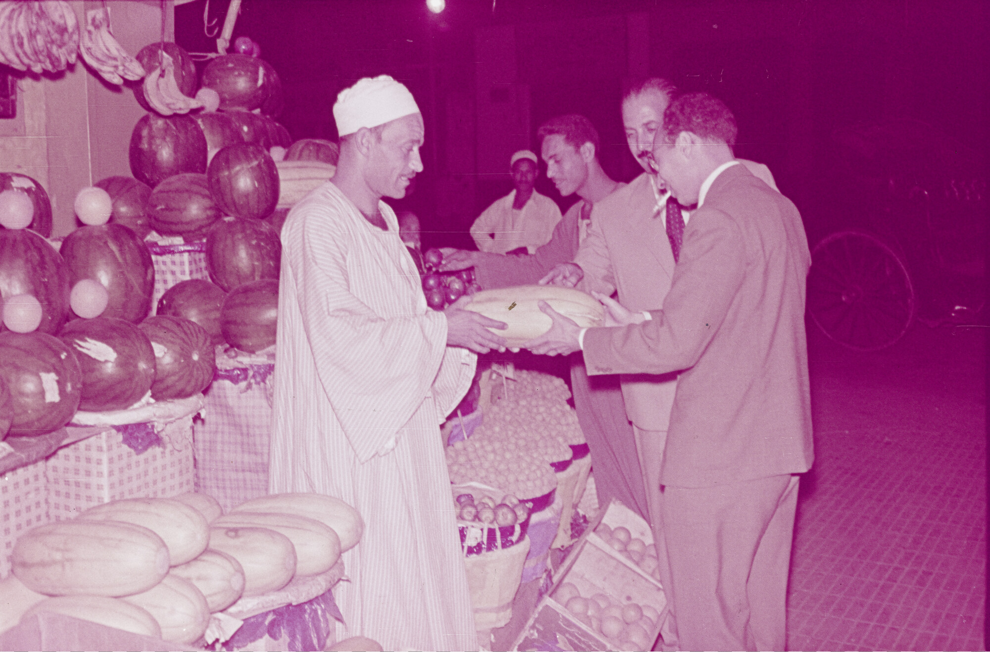 2015.0446; Dia van een markthandelaar met zijn klanten op een markt in Port Said; diapositief