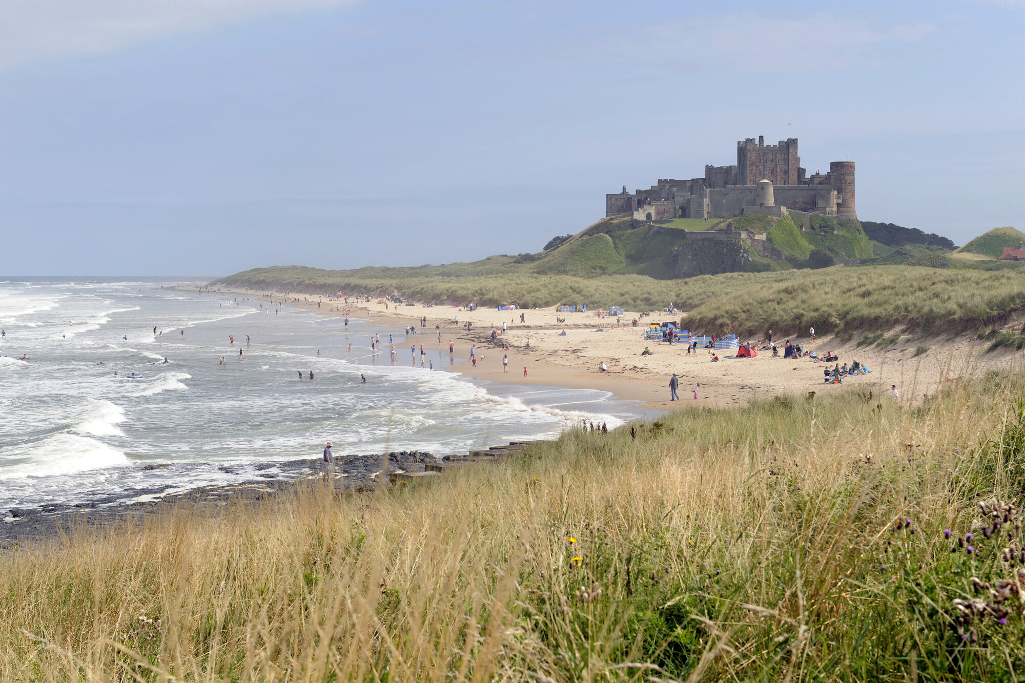 2019.0245; Kleurenfoto van het strand van Bamburgh met Bamburgh Castle, Engeland, 2008; foto