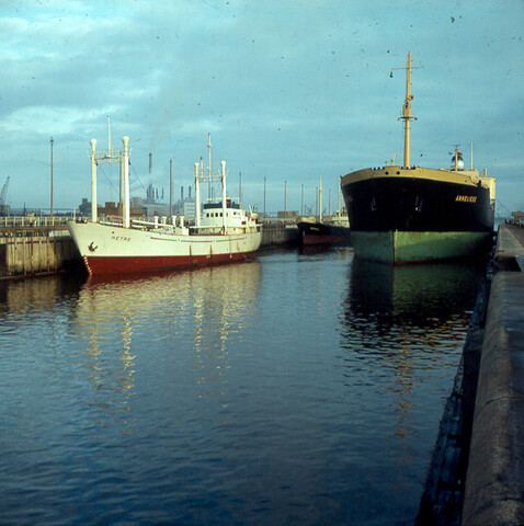 S.9100(1143); Dia van de grote sluis (Noordersluis), met grote tanker Anneliese en [...]; diapositief