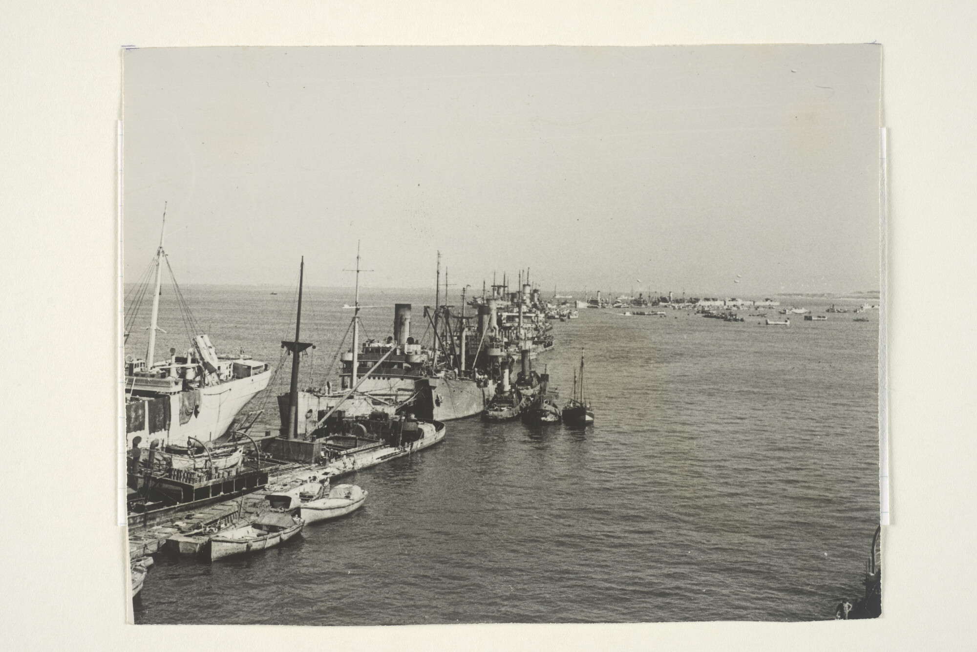 2000.3493; Gezicht op de dubbele rij blokschepen voor de Mulberry-haven te Arromanches; foto