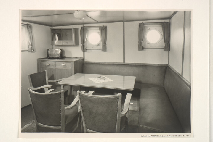 S.5219(12)0084; Interieurfoto's van de kustvaarder ms. 'Oosterburgh' van Wm; fotoreportage