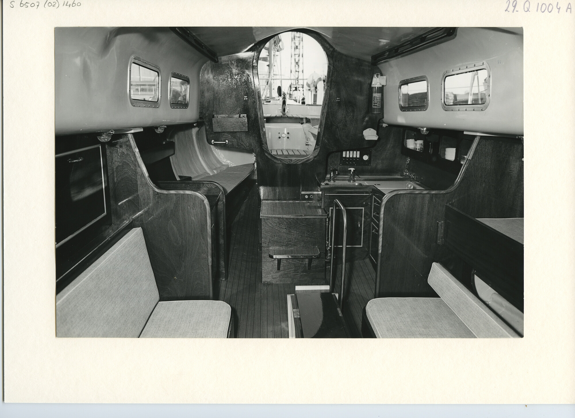 S.6507(02)1460.03; Zwart-wit foto van het interieur van een gewapend polyester kajuitzeiljacht type 'Excalibur', lengte circa 10 meter, ontwerp en bouw E.G. van de Stadt, Zaandam; foto