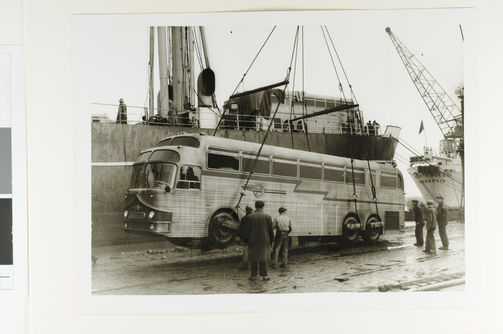 S.7032(013); Fotos van het hijsen van autobussen voor Continental Trailways van de kade [...]; fotoreportage