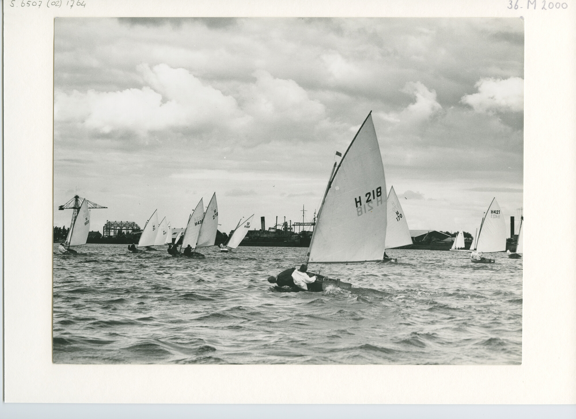 S.6507(02)1764.02; Zwart-wit foto van Twaalfvoetsjollen op het Spaarne in Haarlem tijdens een wedstrijd van de Haarlemse Jacht Club; foto