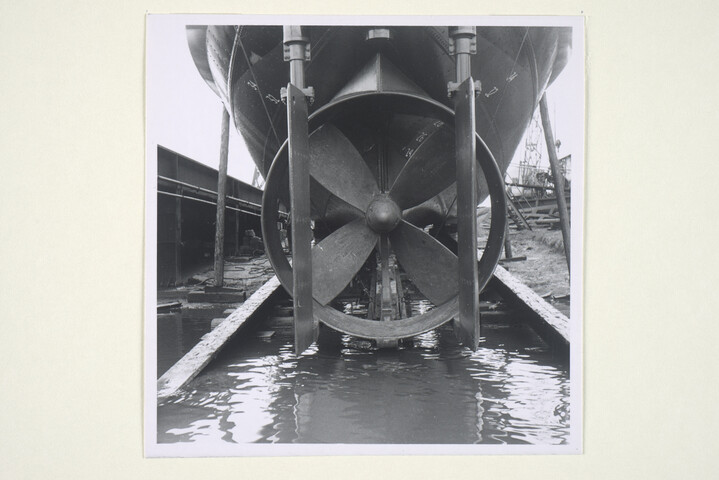 S.5219(12)0365; Foto's van het dubbelroer en de schroef met schroefbeschermer van de havensleepboot 'Henriëtte S.M. Goedkoop' (4) [...]; fotoreportage