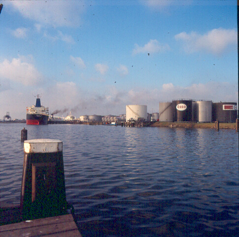S.9100(6229); Havengezicht te Amsterdam (Petroleumhaven); diapositief