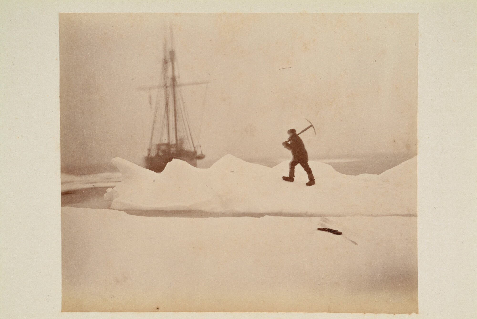 S.2956(08); Album met foto's van de Eerste Noordpoolexpeditie van de Willem Barents; fotoalbum
