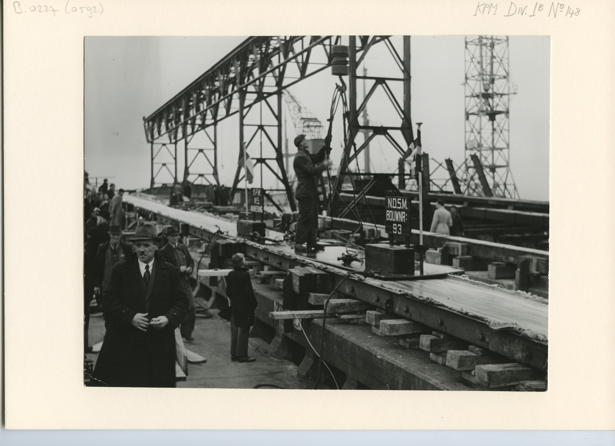 B.0227(0592); Foto van de kielleging van ms. Waiwerang voor de KPM; foto