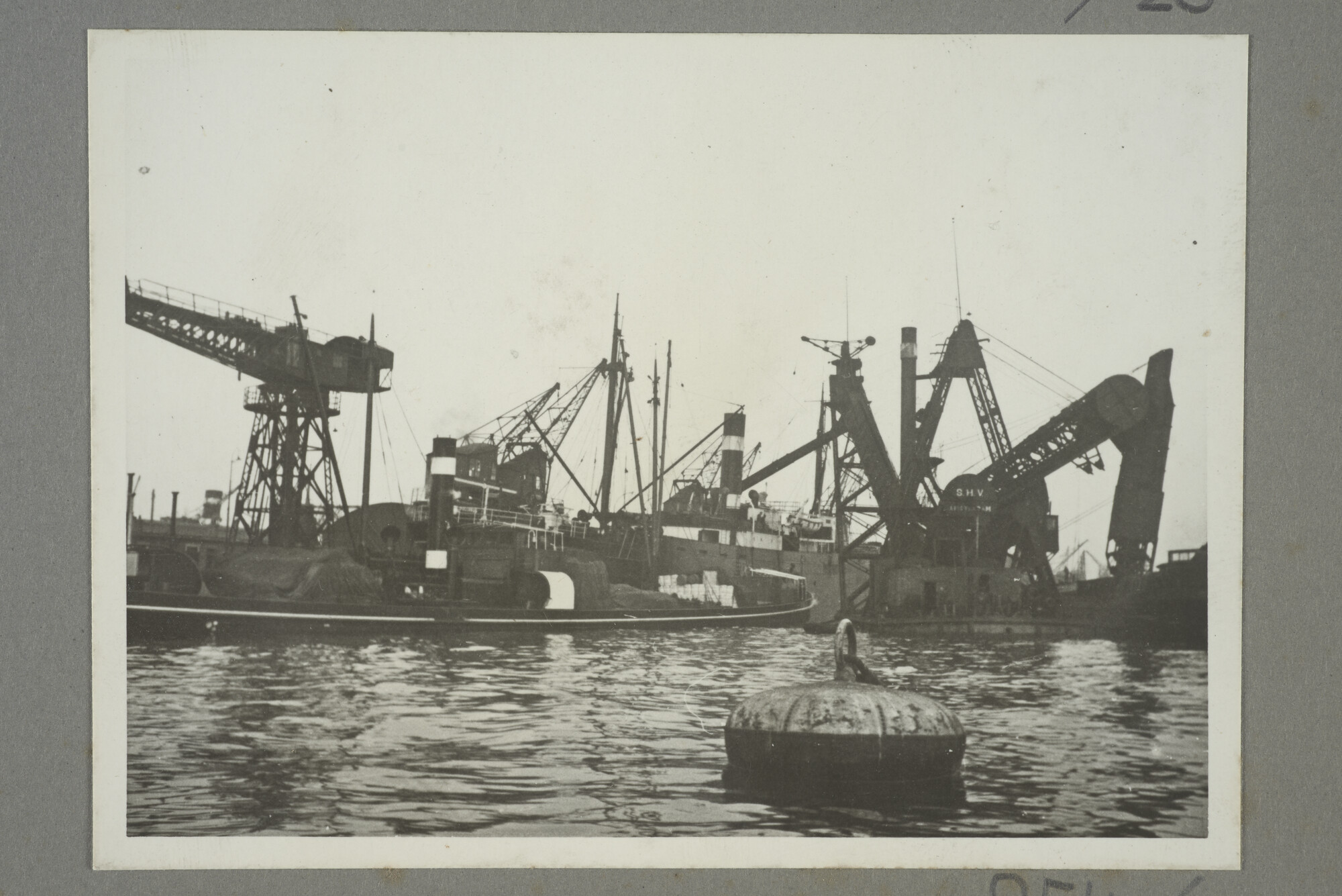 1998.2177; Omslag/ album met een grote hoeveelheid proeffoto's gemaakt door mw. A.M. Wolff-Koller in opdracht van de Gemeente Handelsinrichtingen in Amsterdam; omslag