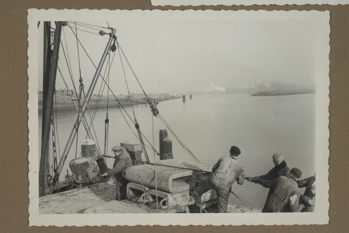 2001.1755; Omslag met vele foto's en knipsels van meest bergingsactiviteiten door Reederij v/h Gebroeders Goedkoop te Amsterdam in de periode 1929 / 1949; omslag