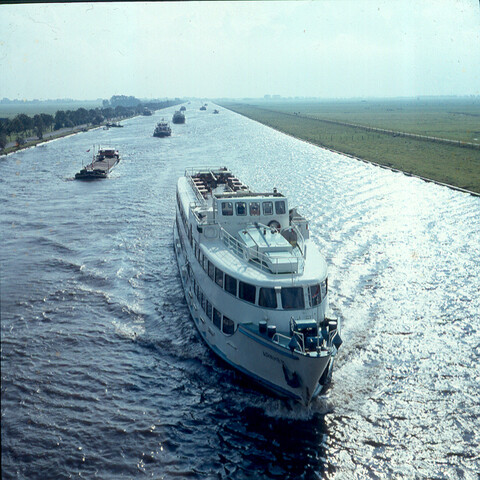 S.9100(1656); Dia van het Amsterdam-Rijnkanaal. Kanaal bij Weesp, met groot passagiersschip; diapositief