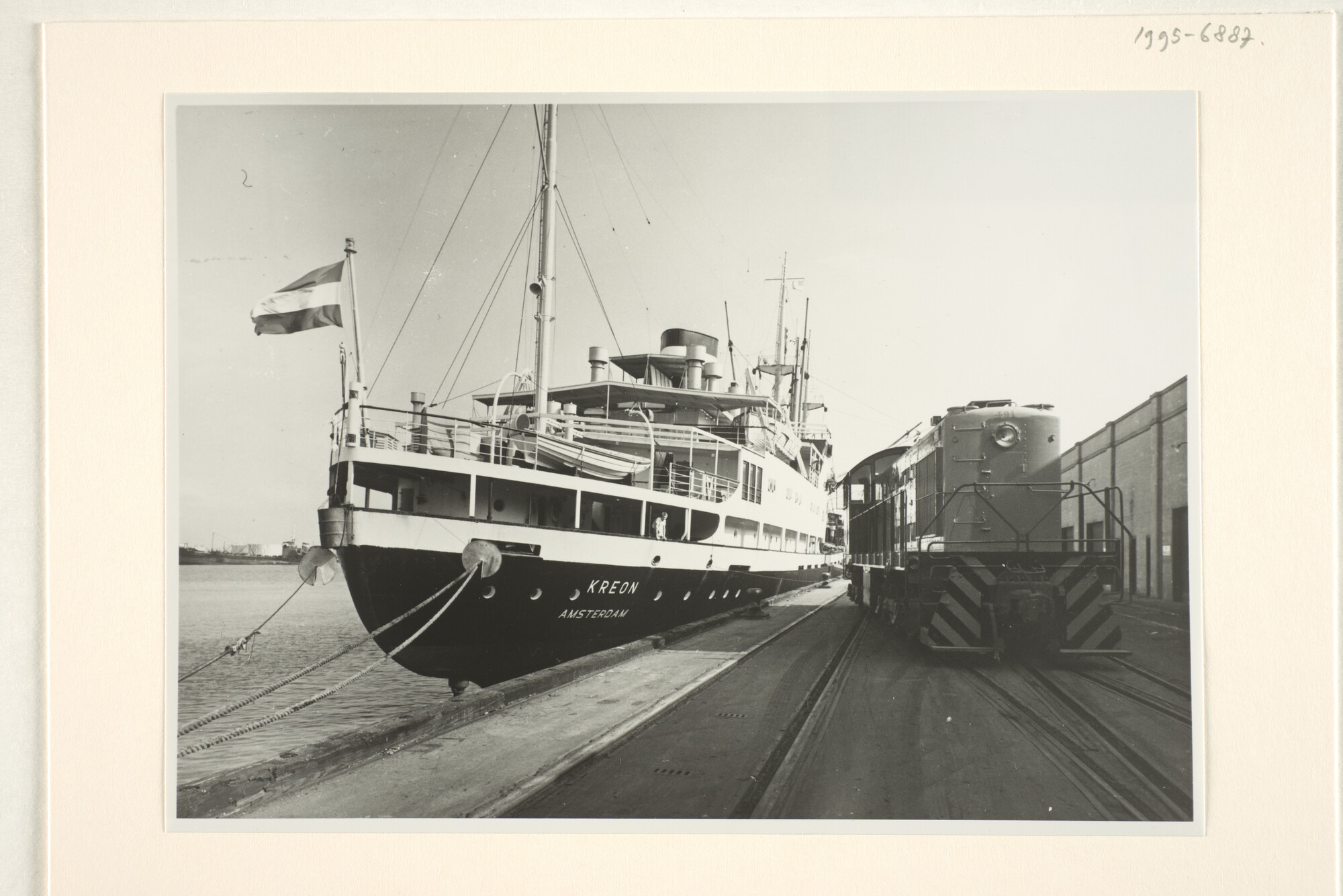 1995.6887; Het vrachtschip ms. 'Kreon' van de KNSM ligt afgemeerd in een Amerikaanse haven (Achteraanzicht); foto