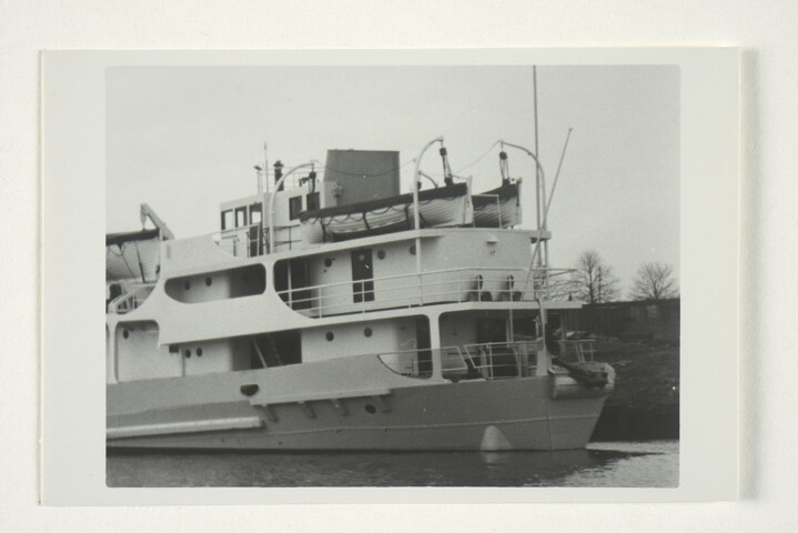 S.5219(12)0708; Het passagiersschip (vluchtschip) Willem I (ex- LCT 443) met als vast ligplaats Numansdorp, aan de afbouwkade van de ASM-werf te Arnhem; fotoreportage