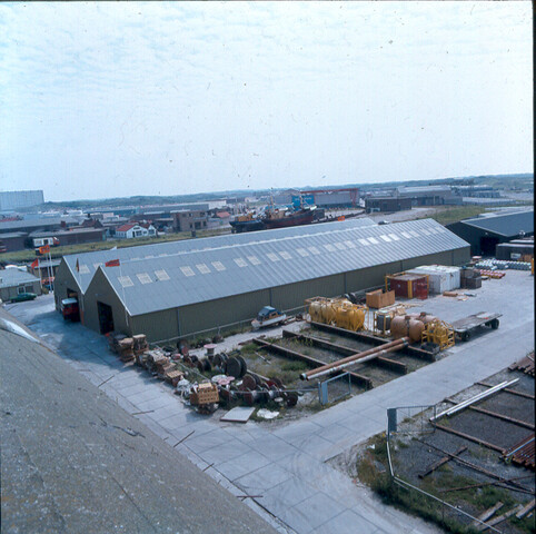 S.9100(6876); Dia van de sleepboot 'Bever' met ponton, buitengaats; diapositief