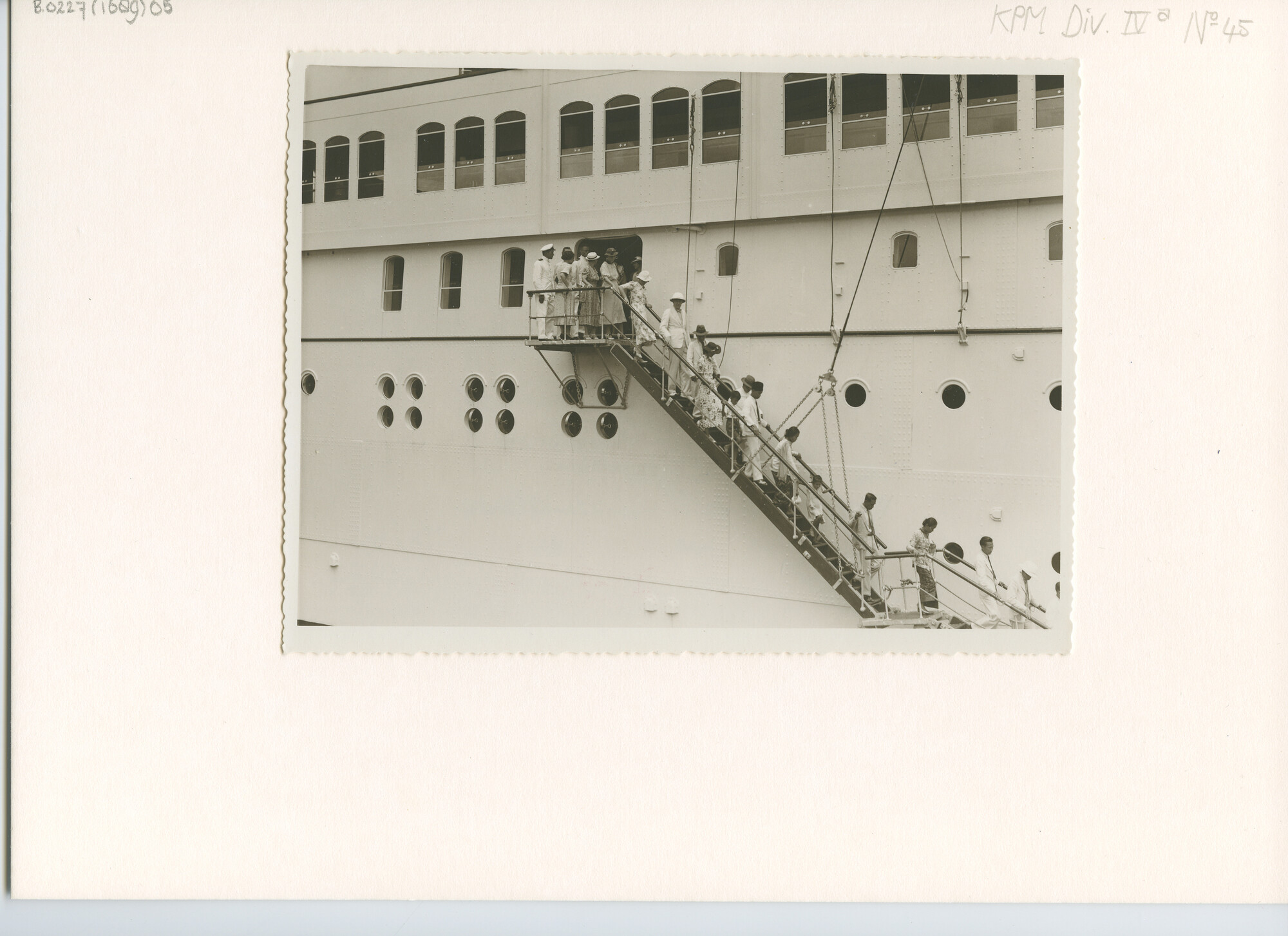 B.0227(1689)05; Foto van rondvaart van het personeel, vermoedelijk op het schip "Boissevain"; foto