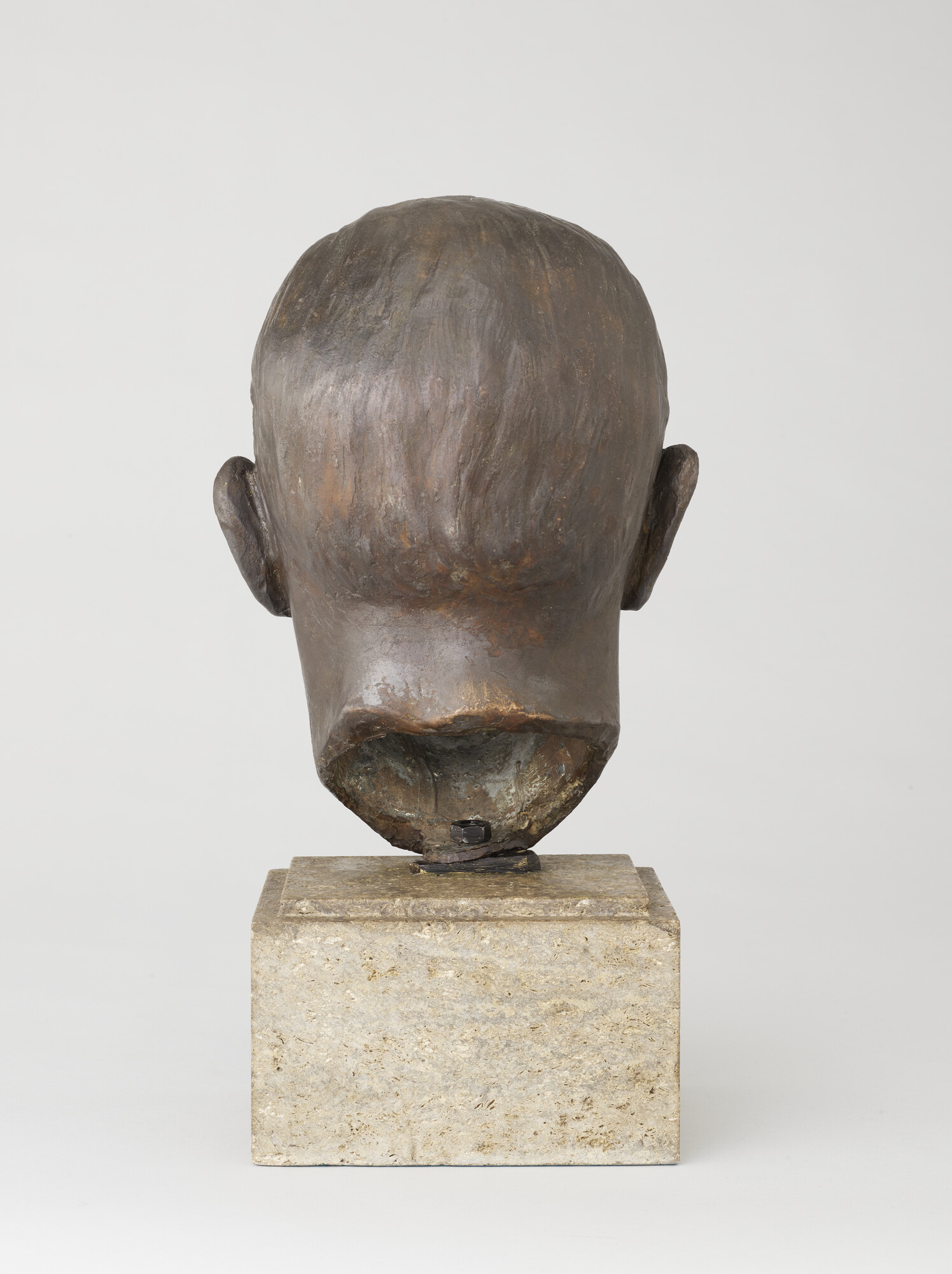 B.0276(09)h; Bronzen buste op stenen voetstuk van J. Olyslager; beeld