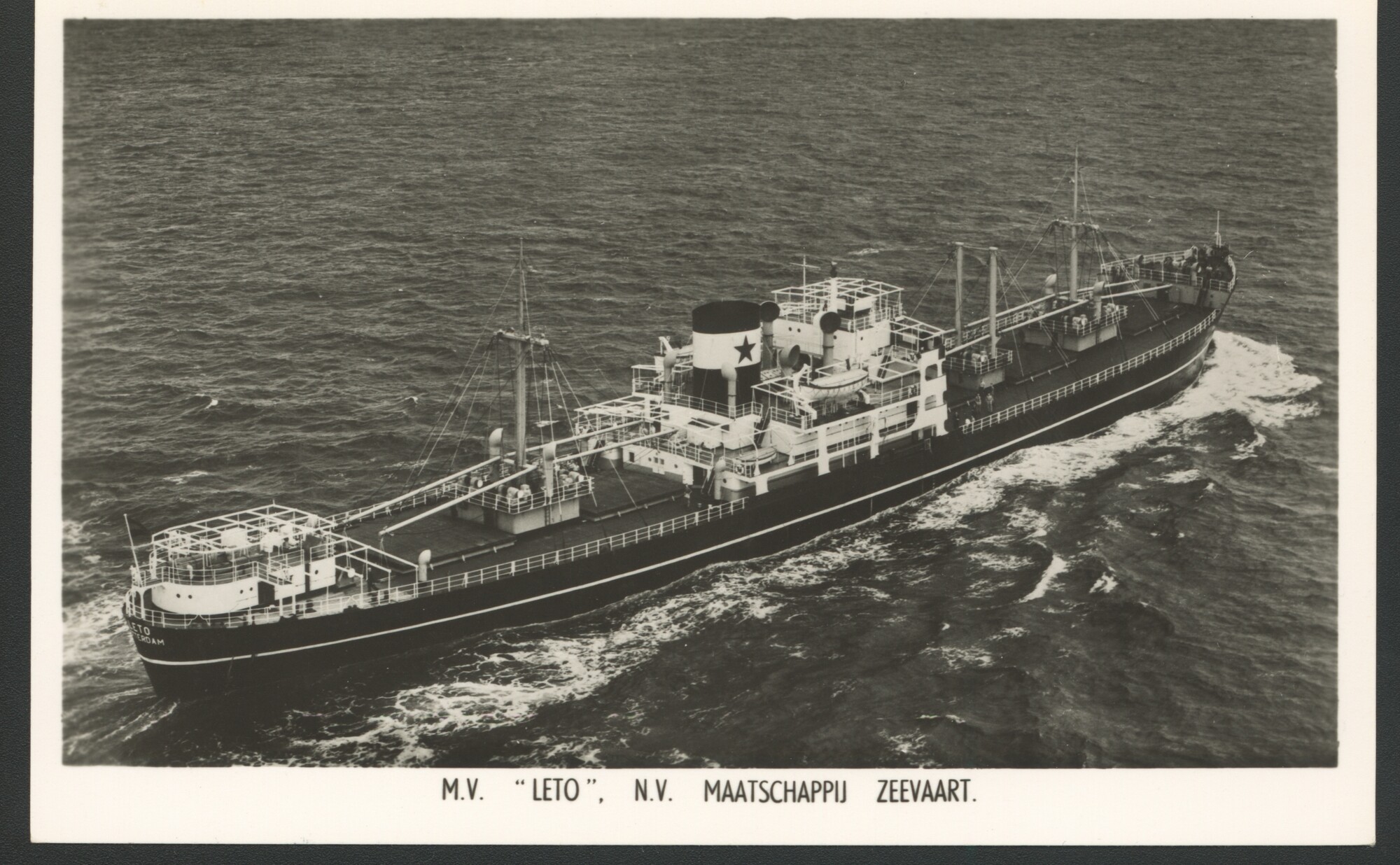 A.4509(097); Een luchtfoto van het vrachtschip ms. 'Leto' van de Stoomvaart Maatschappij; prentbriefkaart