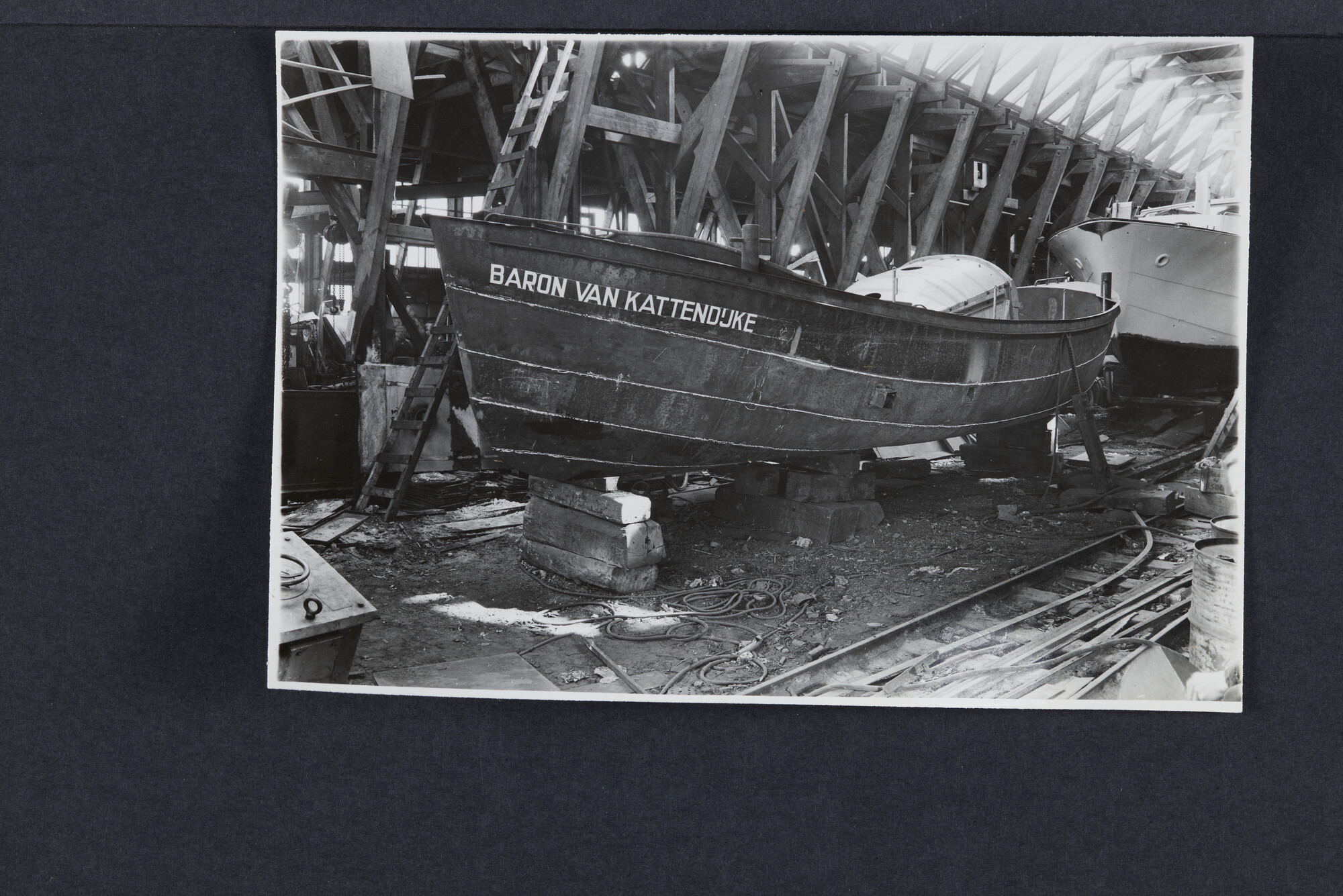 2020.0471; Foto bouw reddingboot Baron van Kattendijke bij werf Het Fort van G. de Vries Lentsch te Nieuwendam, 1949; foto