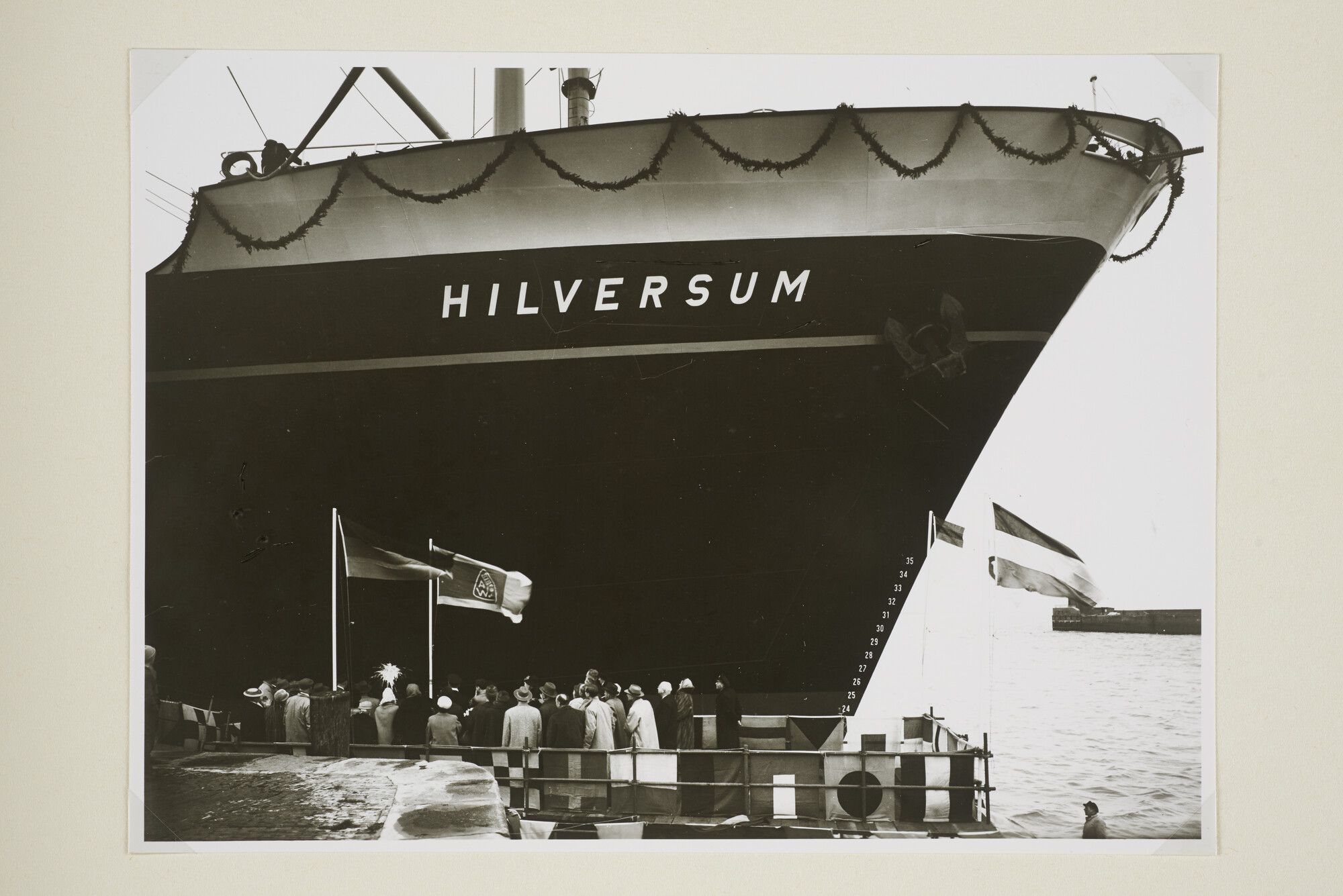 1994.1008; Werfalbum met foto's van de tewaterlating van het vrachtschip ms. 'Hilversum' van de NV Stoomvaart Maatschappij 'Oostzee'; fotoalbum