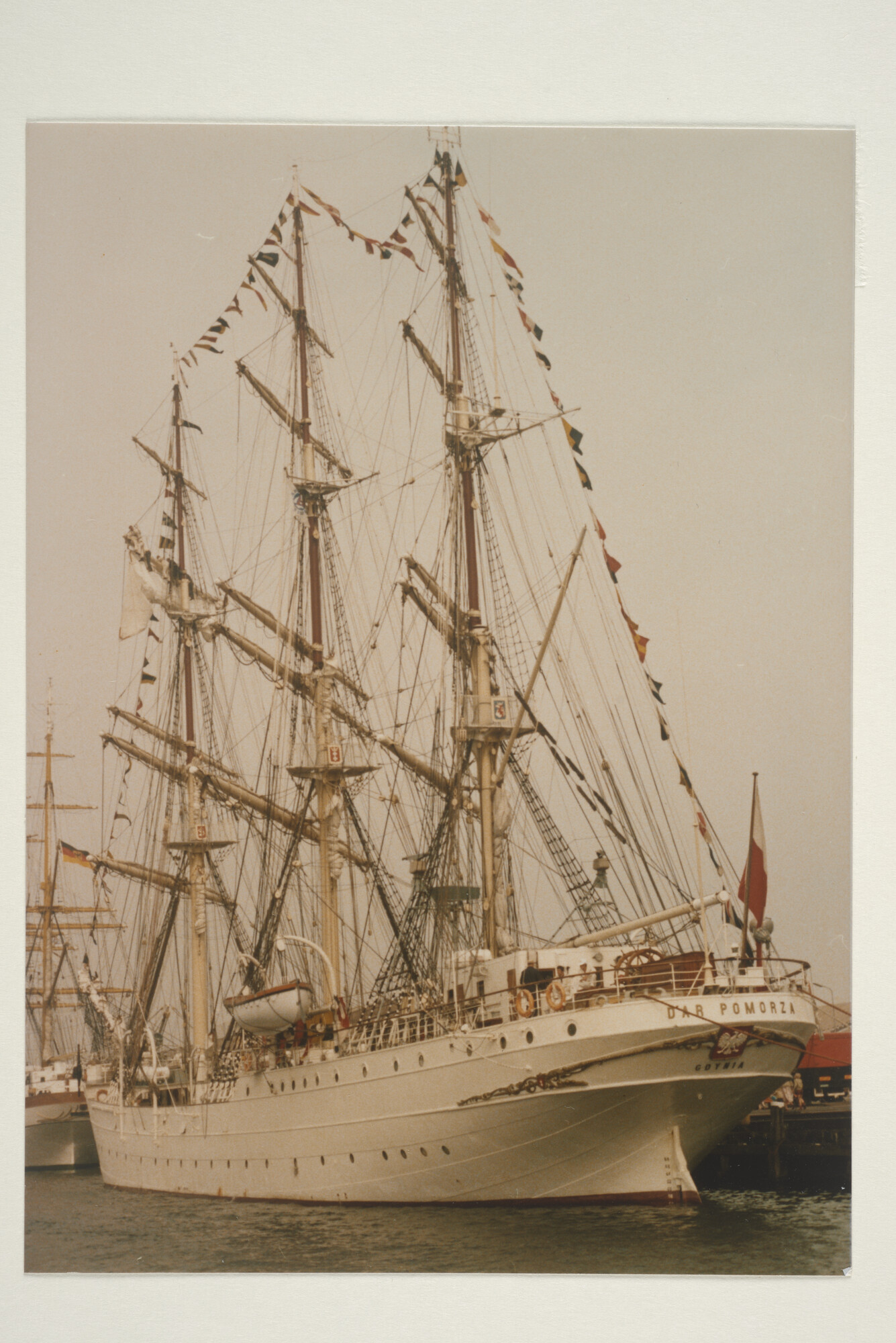 1997.1934; Kleurenfoto van het Poolse zeilende schoolschip 'Dar Pomorza' afgemeerd in de haven van Amsterdam ter gelegenheid van Sail-Amsterdam 1980; foto