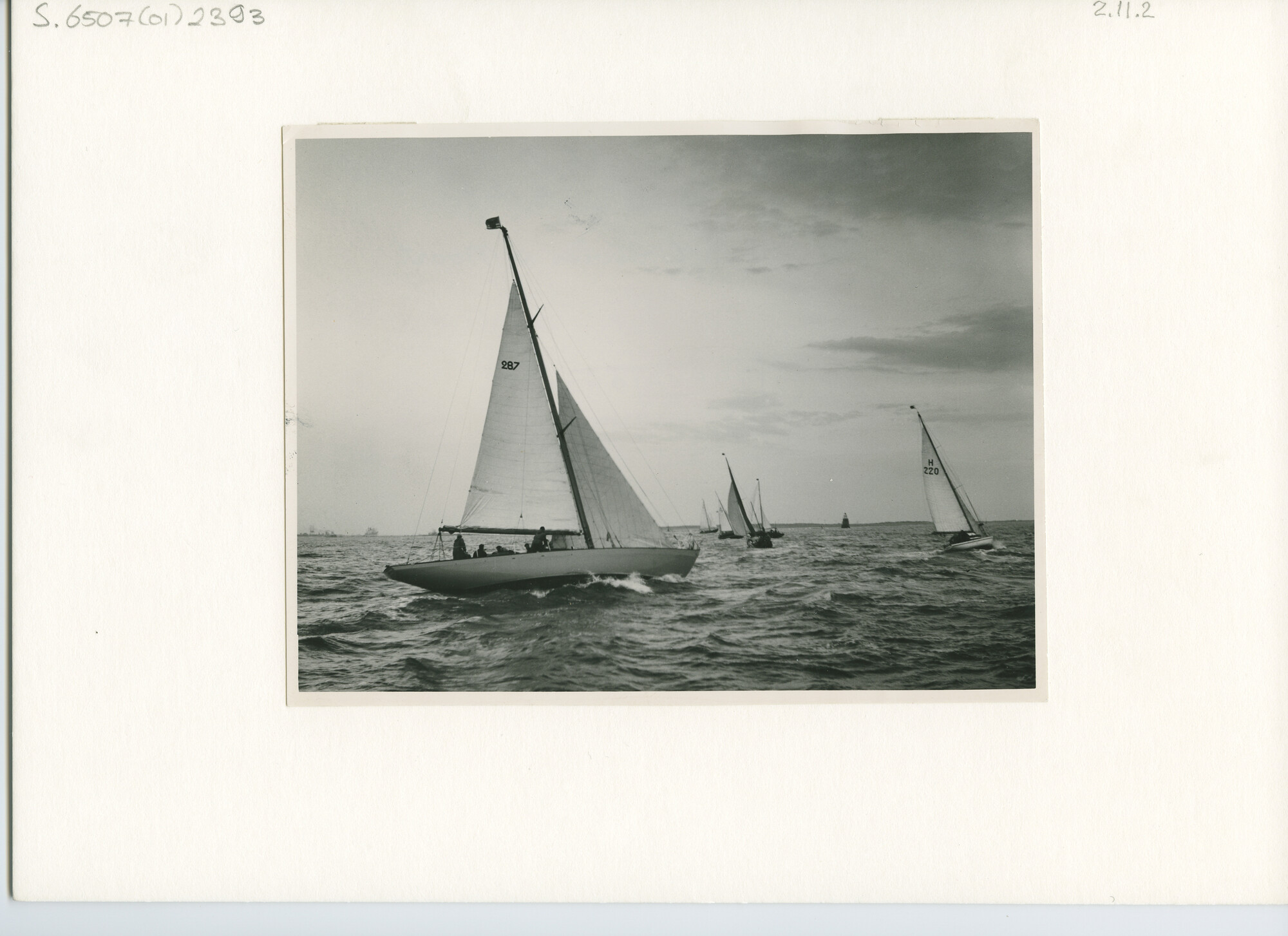 S.6507(01)2393; Een veld van R.O.R.C. (Nederland) jachten op zee hoog aan de wind zeilend waaronder de oceaanracer Olivier van Noort, zeilnummer 287 en zeilnummer H 220; foto