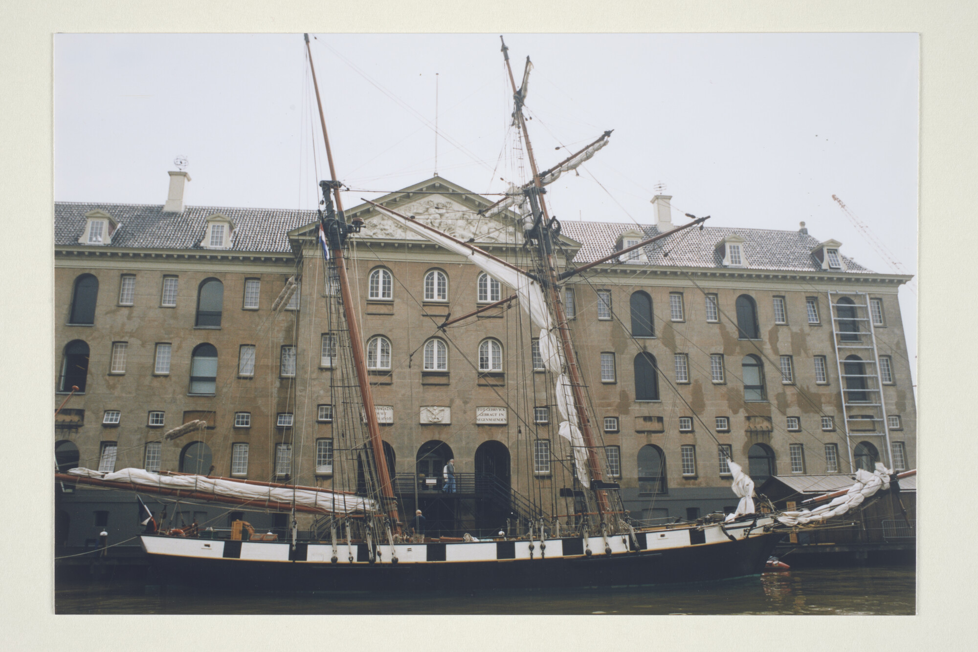 1999.3031; Kleurenfoto's van de Franse schoener 'La Recouvrance' afgemeerd aan de steiger van het Nederlands Scheepvaartmuseum tijdens de presentatie van Brest 2000 [...]; fotoreportage