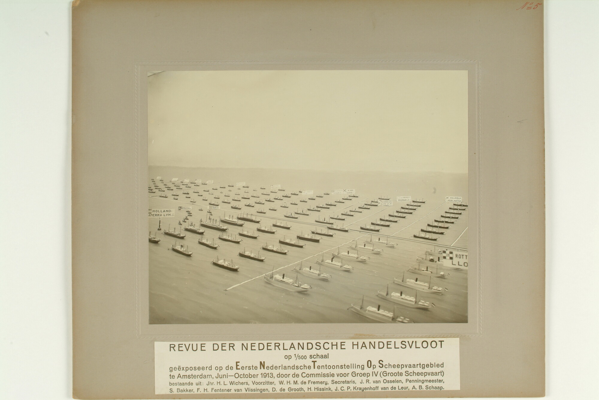 S.0201e; Opnamen van de Revue van de Nederlandse handelsvloot tentoongesteld op de ENTOS; foto