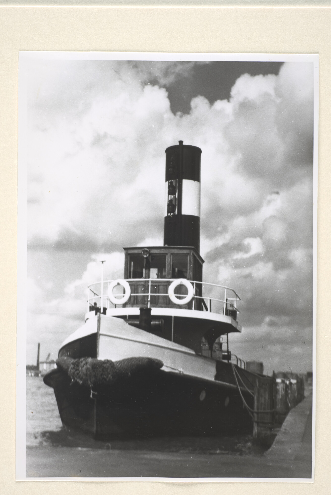 1996.3481; De havensleepboot 'Pieter Goedkoop Dzn' van Reederij v/h Gebr. Goedkoop (vooraanzicht); foto
