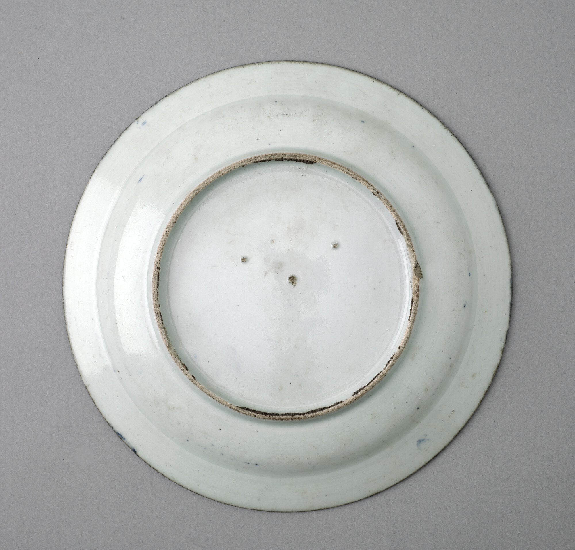 S.2731(02); Bord van Japans porselein, met in het midden het monogram van de VOC; plat bord