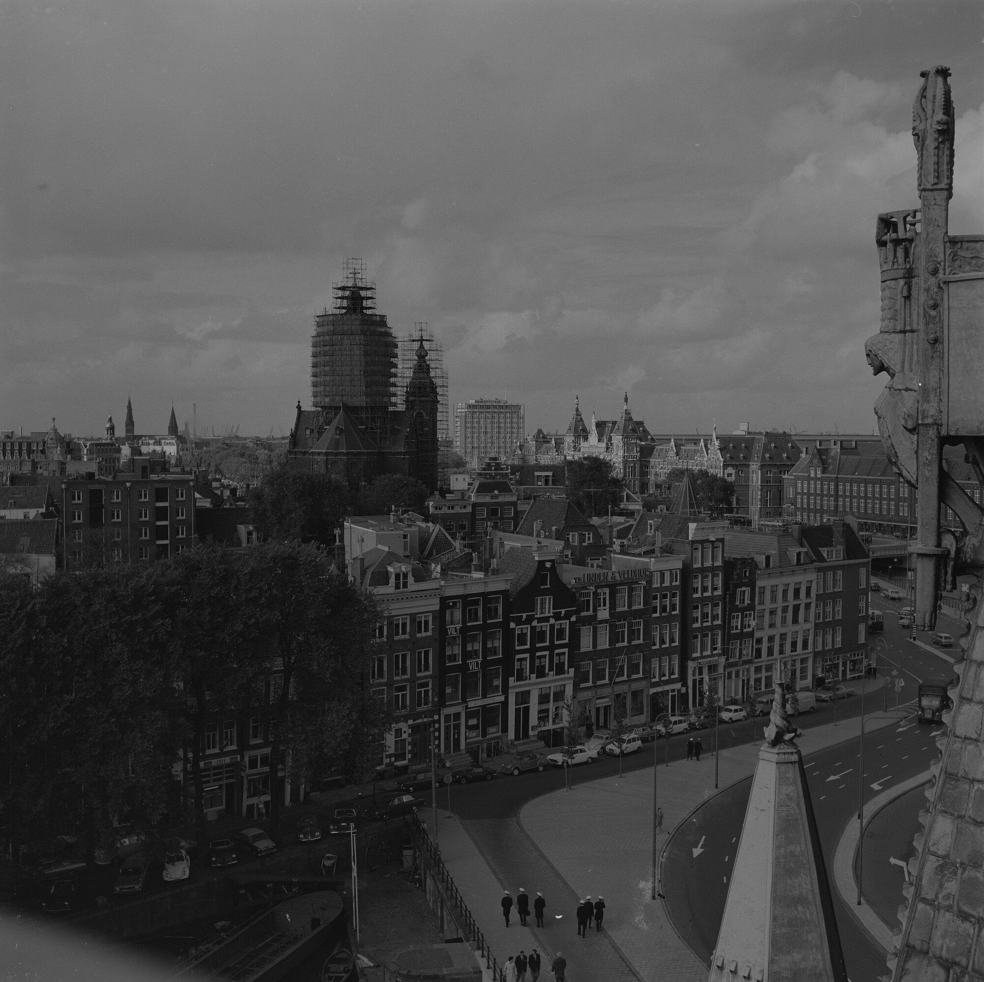 2015.3839; Negatief van uitzicht over Amsterdam vanaf het dak van het Scheepvaarthuis; negatief
