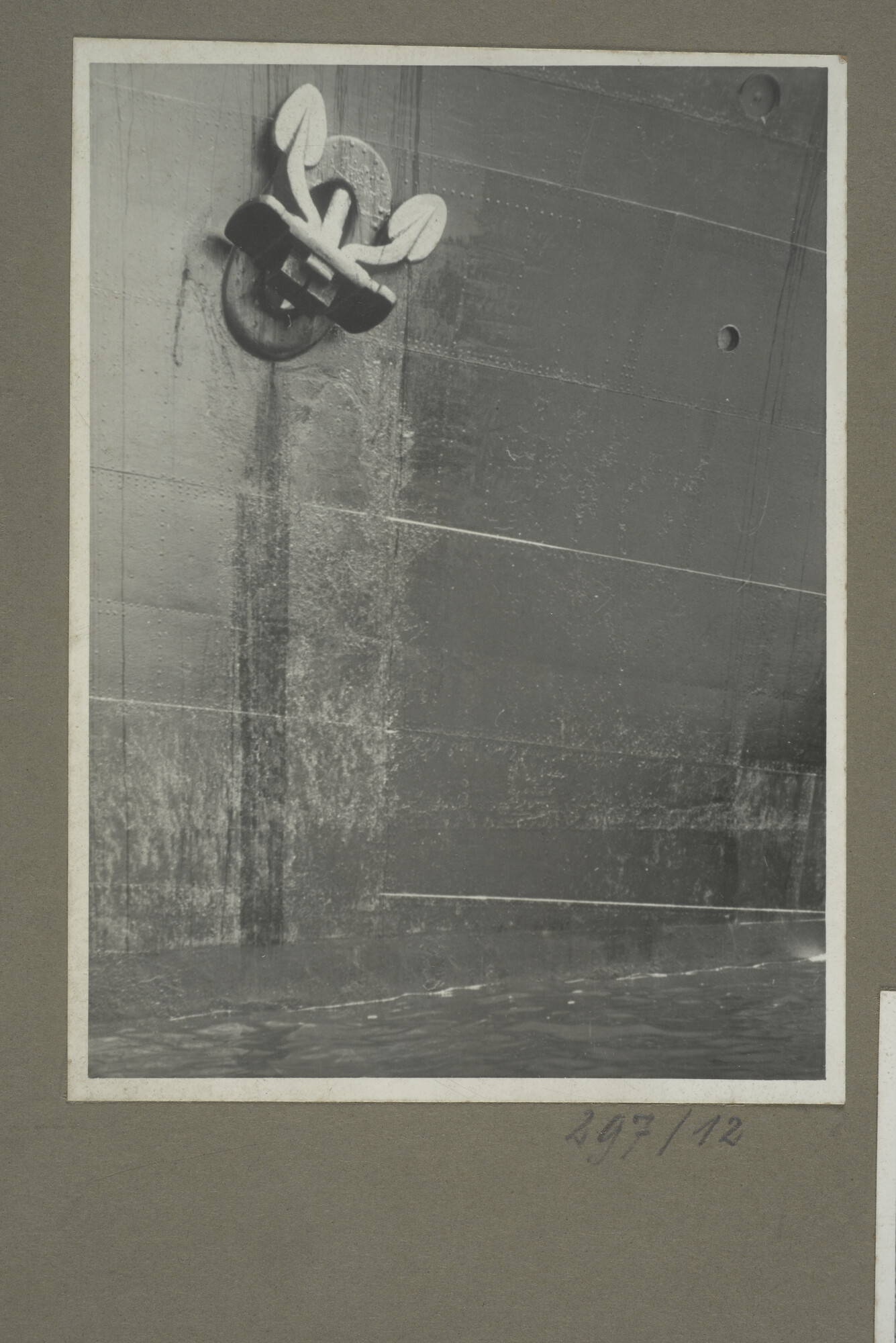 1998.2177; Omslag/ album met een grote hoeveelheid proeffoto's gemaakt door mw. A.M. Wolff-Koller in opdracht van de Gemeente Handelsinrichtingen in Amsterdam; omslag