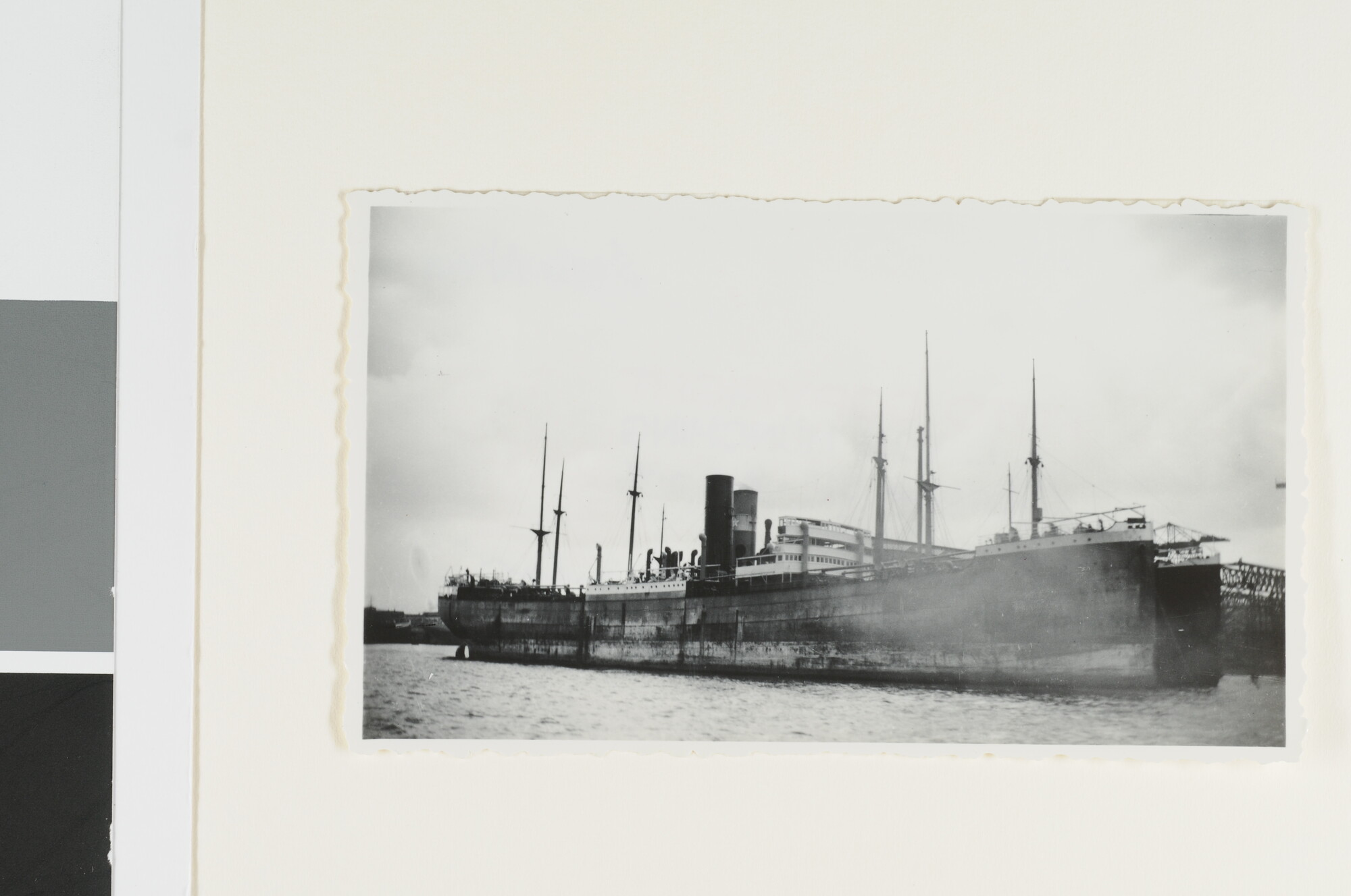 S.4380(04)442; Het vrachtschip ss. Siantar van de Rotterdamsche Lloyd afgemeerd naast een ander vrachtschip; foto
