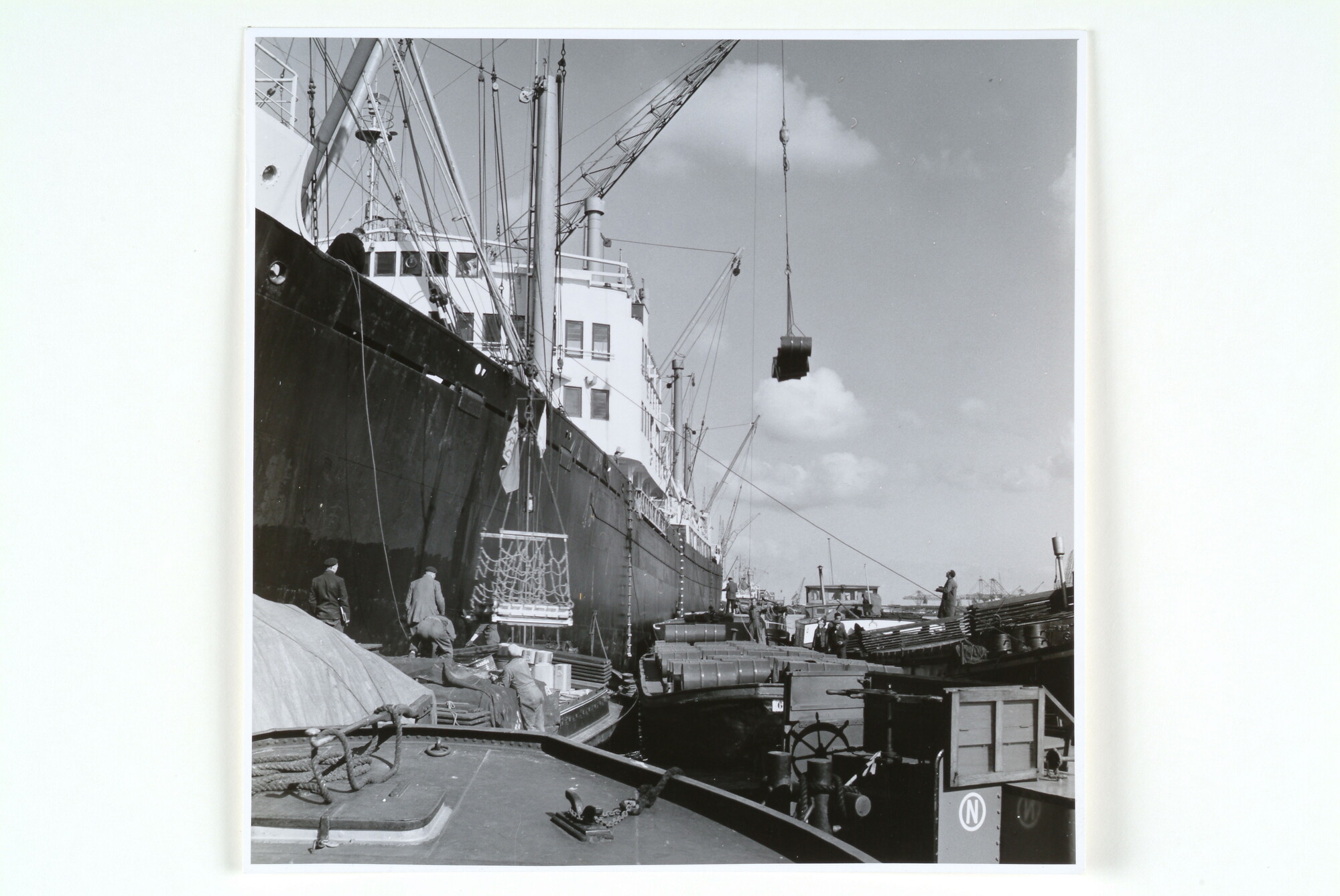 1998.0177; Fotos van het vrachtschip ms. Hoogkerk van de VNS afgemeerd aan de Javakade te Amsterdam; fotoreportage