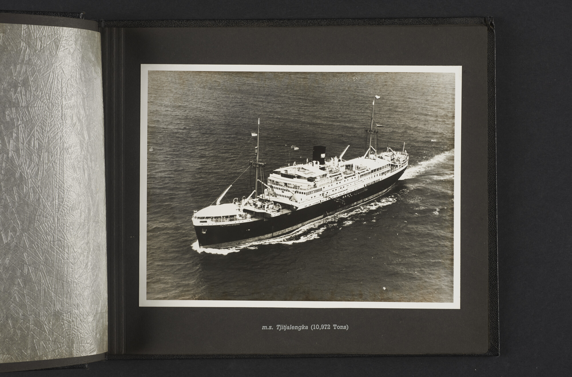 2015.1295; Fotoalbum van de Royal Interocean Lines met (hoofdzakelijk) interieurfoto’s van de Tegelberg, Tjitjalengka en Straat Makassar; fotoalbum